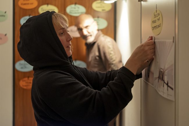 Auf Durchreise?!
Justine Hauer - Hotelmanagerin
Tomasso Tessitori - Hochstapler
Asta Nechajute - Tomma, eine junge Frau, die auf der Suche nach einer neuen Weltordnung ist
Nils Buchholz - Olaf, ein Mann, der sich in der Humanitären Nothilfe engagiert
Anna Scholten - eine Frau, die sich für ein Jahr in eine Hütte in den Bergen zurückzieht zum Schweigen auf der Suche nach Sinn
David Bur - ein Trans*mann, der sich auf ein Cos- und Crossplay-Event vorbereitet
Ebru Erdogan zeichnet Comics und erzählt darüber die Geschichte einer türkischen Comic-Zeichnerin, die vor Verfolgung aus der
Türkei geflohen ist, schon etwa einen Monat im Hotel wohnt, einen Asylantrag gestellt hat und aktuell ihre Anhörung hat(te). 
Philine Velhagen macht die Dramaturgie, Susanne Finken schreibt das Drehbuch, Trixy Royeck ist verantwortlich für die Ausstattung.
Premiere 8. November 2019 
HOTEL CHELSEA - Nähe Rudolfplatz
Jülicher Straße 1, Ecke Lindenstraße 
50674 Köln